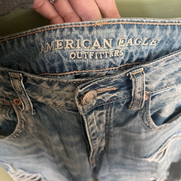 American Eagle Light Wash Denim Ripped Mom Jeans Womens Adult Size 2 - Picture 2 of 6